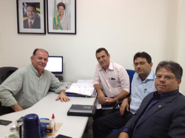 Prefeito de Floriano Gilberto Júnior visita Sesapi e trata da construção do Hospital Sul do Piauíl