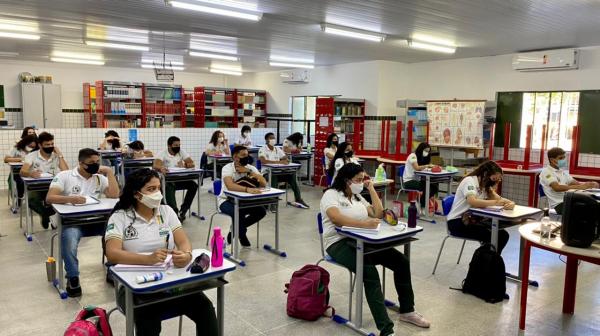 Aulas presenciais na rede pública estadual retornam com metade dos alunos