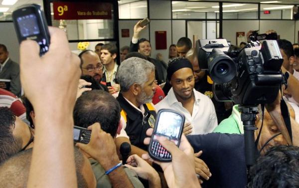 Ronaldinho causa alvoro&ccedil;o ao deixar o Tribunal.(Imagem:Cezar Loureiro / Ag&ecirc;ncia O Globo)