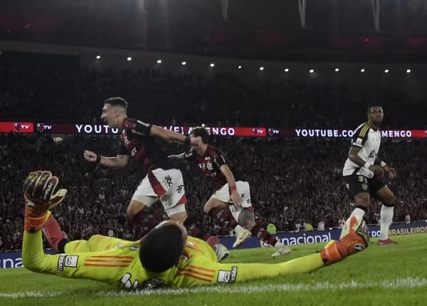 O Flamengo encontrou o caminho do gol pelo alto, em cabeceio de L&eacute;o Ortiz.(Imagem: Andr&eacute; Dur&atilde;o)