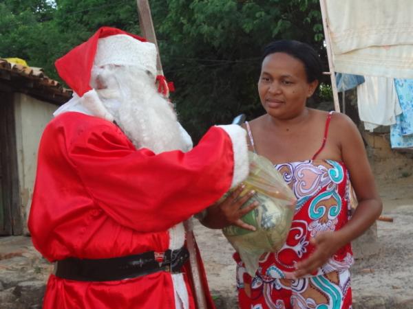 Papai Noel entrega brinquedos e cestas b&aacute;sicas em Floriano. (Imagem:FlorianoNews)
