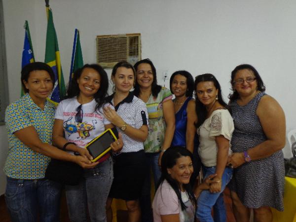 Professores da rede estadual recebem tablets atrav&eacute;s do Programa Educa&ccedil;&atilde;o Digital.(Imagem:FlorianoNews)