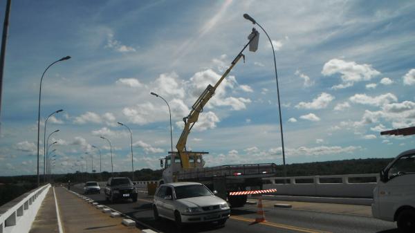 Ponte que liga Floriano e Bar&atilde;o de Graja&uacute; recebe sistema de ilumina&ccedil;&atilde;o.(Imagem:FlorianoNews)