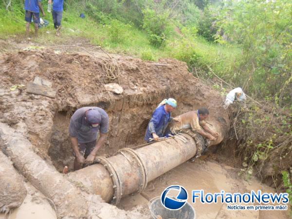 Vazamento de adutora &eacute; consertado e distribui&ccedil;&atilde;o de &aacute;gua come&ccedil;a a ser retomada em Floriano.(Imagem:FlorianoNews)