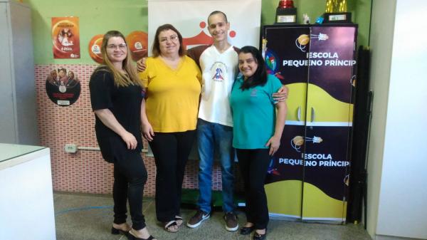 Guilherme com a equipe da Escola Pequeno Pr&iacute;ncipe(Imagem:FlorianoNews)