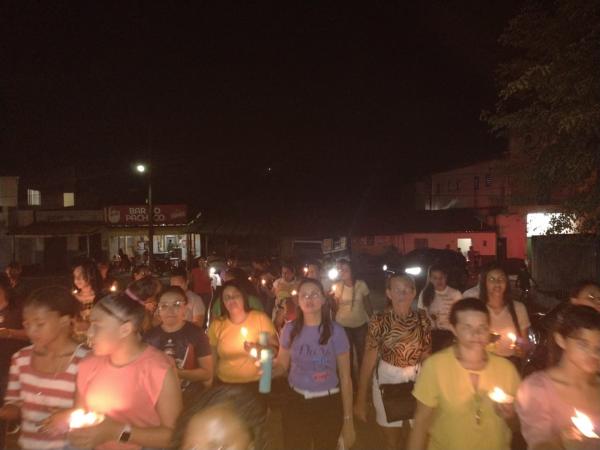 Fi&eacute;is participam da tradicional prociss&atilde;o do 