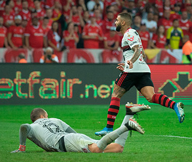 Em jogo tenso, Flamengo empata e avança na Libertadores