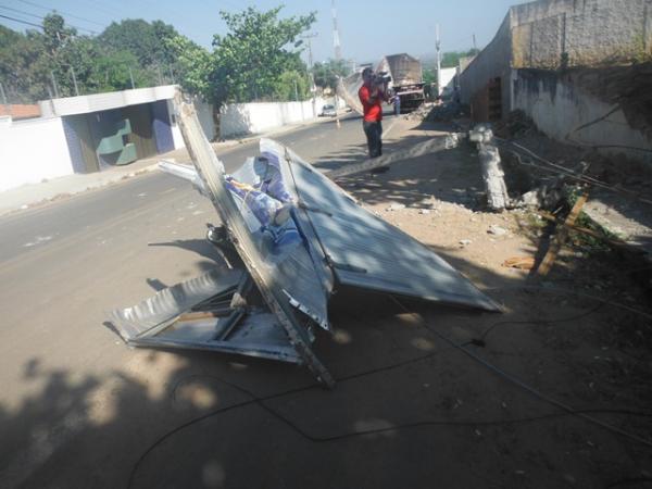  Acidente deixa caminh&atilde;o, poste e muro destru&iacute;dos em Floriano.(Imagem:FlorianoNews)