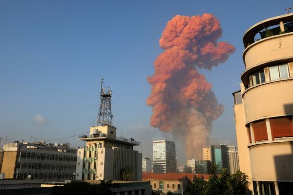 Grande explosão atinge área portuária de Beirute; governo cita "alto número de feridos"