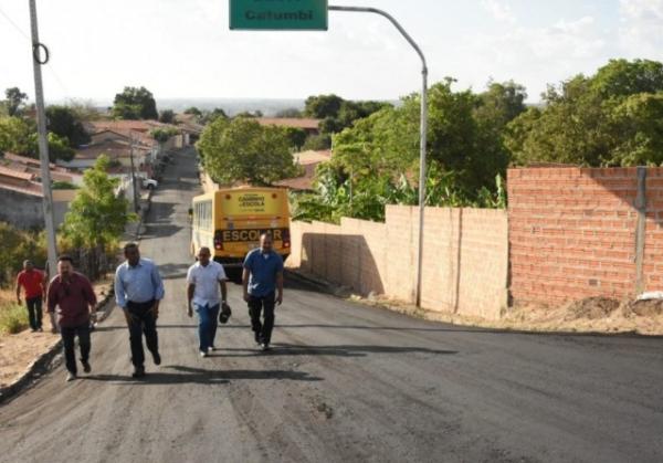 Gestor municipal acompanha asfaltamento nos bairros Curador e Pau Ferrado