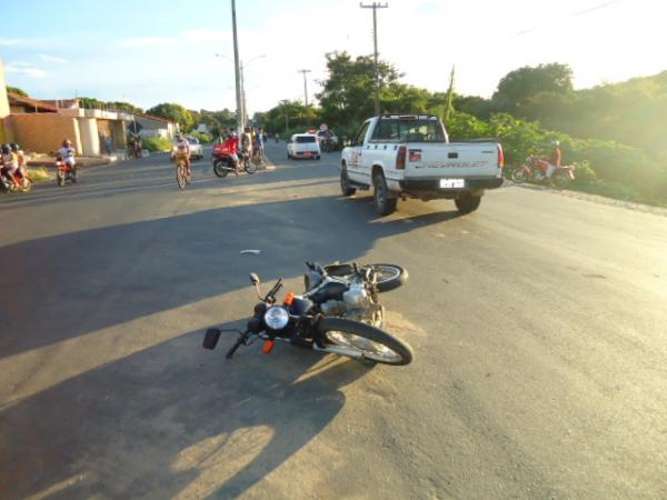 Carro bate em traseira de moto na BR-343 em Floriano