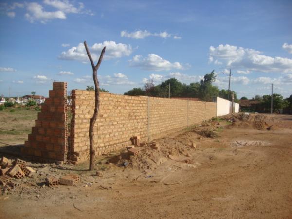 J&aacute; em Bar&atilde;o, foto do muro do cemit&eacute;rio que esta sendo ampliado e recuperado(Imagem:reda&ccedil;&atilde;o)