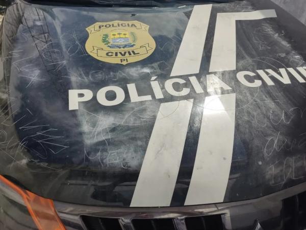 Homem finge registrar BO para roubar celular de policial e escreve o próprio apelido com prego em vi