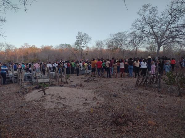 Último adeus a "Deputado do Pequi" emociona familiares e amigos na zona rural de Floriano