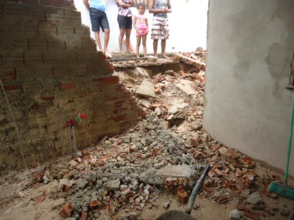 Desabamento na Rua Valentin Le&atilde;o, no bairro Tiber&atilde;o.(Imagem:FlorianoNews)
