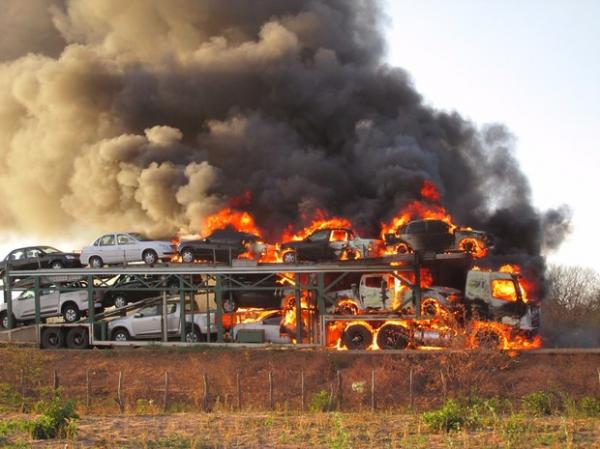 Caminhão-cegonha carregado com 10 carros pega fogo no Sul do Piauí