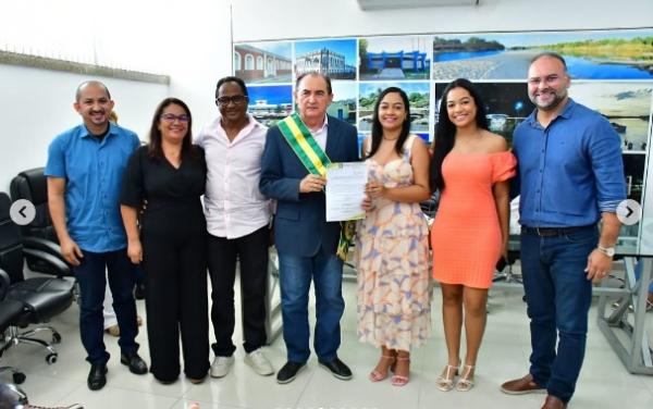 Novos servidores tomam posse em cerim&ocirc;nia conduzida pelo prefeito Ant&ocirc;nio Reis em Floriano.(Imagem:Reprodu&ccedil;&atilde;o/Instagram)