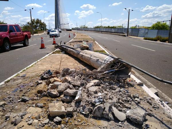 Motorista passa mal, perde controle de carro e derruba poste na Ponte Estaiada