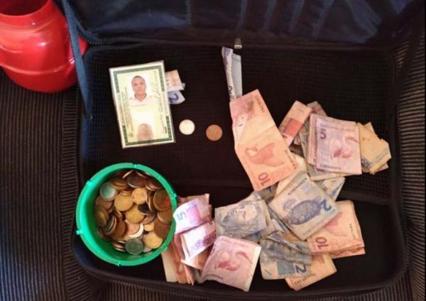  Al&eacute;m da m&aacute;quina de cart&otilde;es, foram apreendidos 122 pedras de crack e seis e R$ 518 reais.(Imagem:Divulga&ccedil;&atilde;o/Pol&iacute;cia Militar)