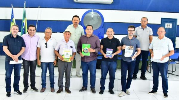 Poder Legislativo entrega Estatuto das Micro e Pequenas Empresas a representantes comerciais