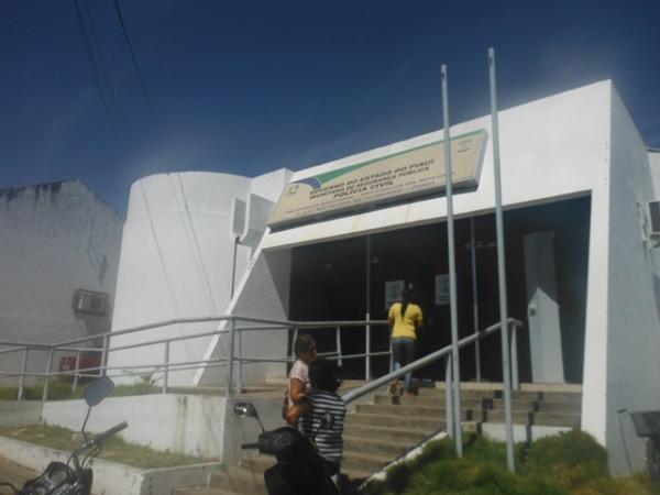 Comissão de Direitos Humanos realiza visita a Delegacia Regional de Floriano