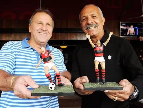 Zico e Junior com suas miniaturas da &eacute;poca de jogadores do Flamengo.(Imagem:Alexandre Dur&atilde;o / ge)