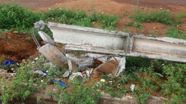 Veículo colide e derruba poste de rede elétrica em Floriano