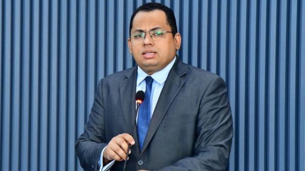 Dessim Almeida destaca a doação de fardas para alunos municipais de Floriano