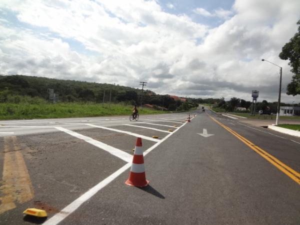 Obras de sinaliza&ccedil;&atilde;o est&atilde;o sendo realizadas em Floriano.(Imagem:FlorianoNews)