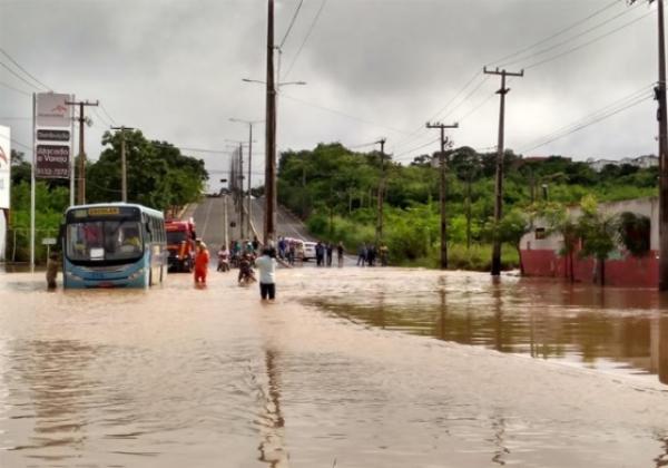 Ônibus escolar lotado de crianças fica ilhado na zona Sudeste de Teresina