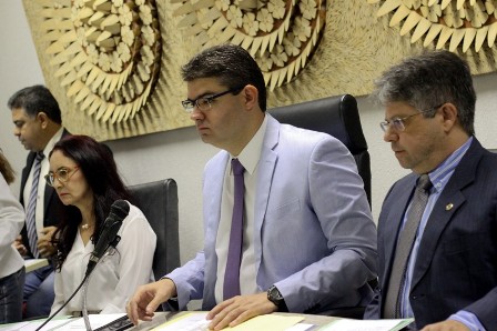 Comissões aprovam aumento salarial para servidores do DER