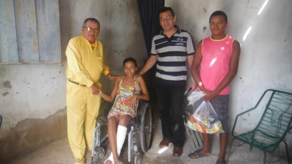 Prefeito fez entrega de cestas b&aacute;sicas nas comunidades rurais.(Imagem:FlorianoNews)