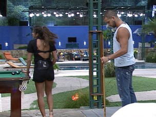 Rodrigo assusta Maria com besouro