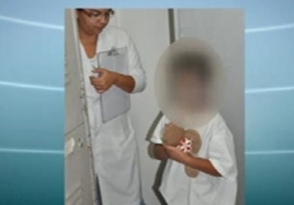 Criança é estuprada pelo pai e relata que madrasta enfiava cabo de vassoura em suas partes íntimas