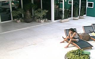 Laisa se isola na área externa da casa