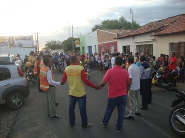 Mototaxistas de Floriano fazem manifesta&ccedil;&atilde;o contra a viol&ecirc;ncia.(Imagem:Jc24horas)