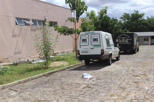 Motociclista morre e mulher fica ferida após serem atropelados por carro em Teresina; motorista fugi