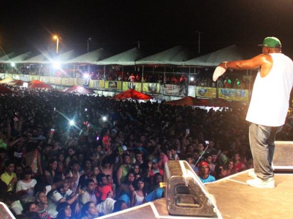 Mr. Catra canta 'Paratibum' e critica quem esnoba a mistura com carnaval