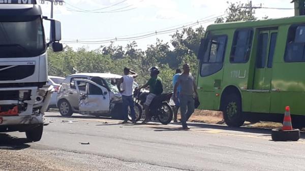 Suspeitos roubam carro e colidem veículo com caminhão durante fuga na Zona Sul de Teresina