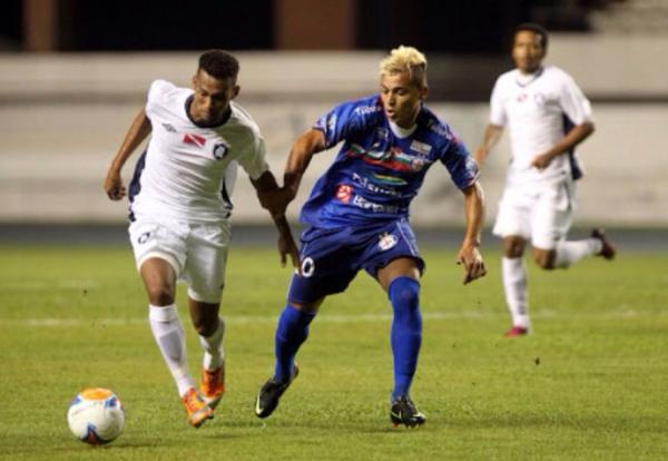 Daniel Piau&iacute; (&agrave; direita) em atua&ccedil;&atilde;o no Independente, seu &uacute;ltimo clube.(Imagem:Rauber Soares)