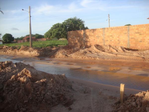 Muita lama - Residuos da constru&ccedil;&atilde;o do novo setor comercial na anel viario(Imagem:reda&ccedil;ao)
