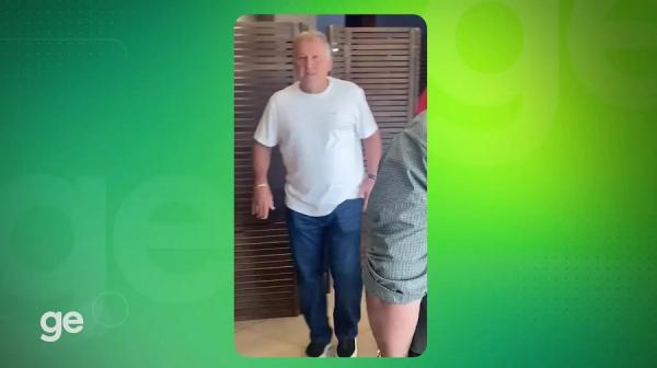 Zico visita concentração do Flamengo em Cariacica