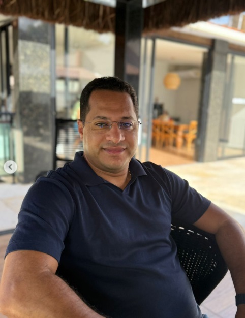 Prefeito Gleydson Resende aparece de novo visual e brinca: "Dizem que é pra enxergar melhor"