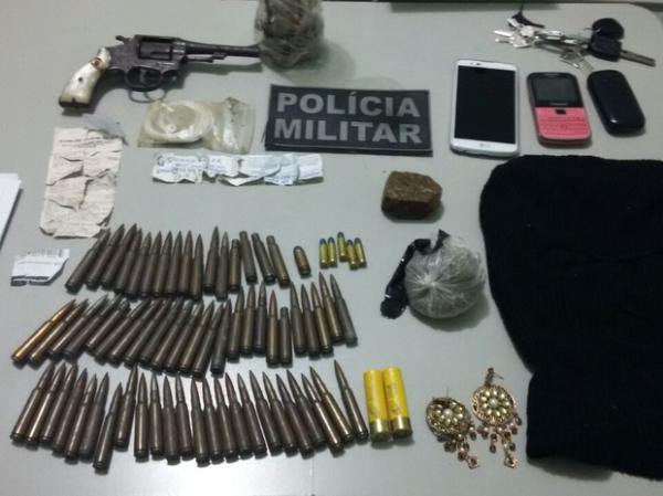 PM prende dois e encontra drogas, arma e munições enterradas no PI