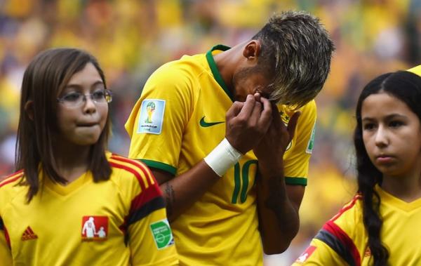 Neymar chora ao fim do hino nacional do Brasil na Arena Castel&atilde;o.(Imagem:Getty Images)