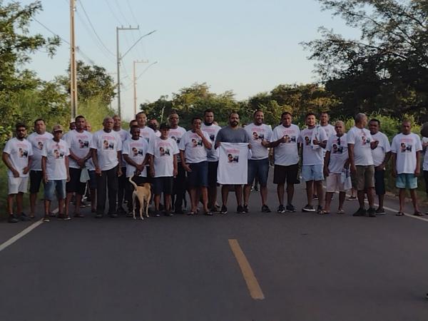 Grupo de homens se reúnem e realizam a "Caminhada dos Amigos" em Floriano