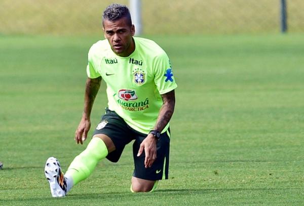 Daniel Alves deixou o cabelo mais para platinado.(Imagem:Gaspar N&oacute;brega/VIPCOMM)