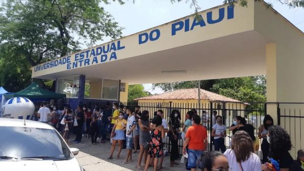 Candidatos no campus Piraj&aacute; da Uespi, em 2021.(Imagem:Lucas Marreiros/ g1 PI)