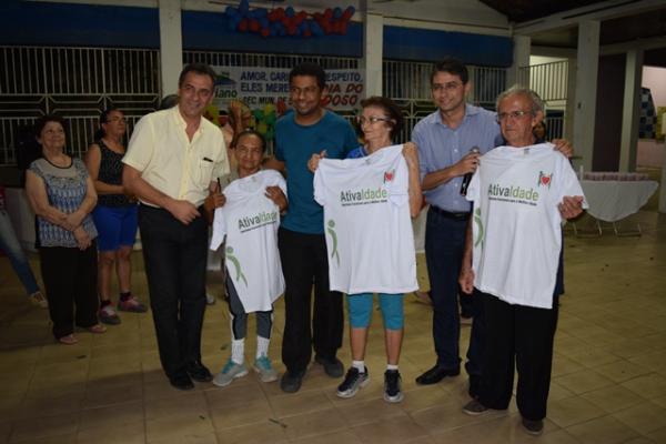 Idosos participam de atividade f&iacute;sica e celebram a qualidade de vida.(Imagem:Waldemir Miranda)