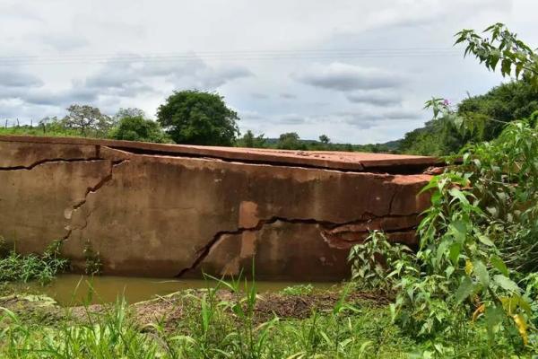 Ponte construída há cinco anos em Picos é interditada por risco de desabamento